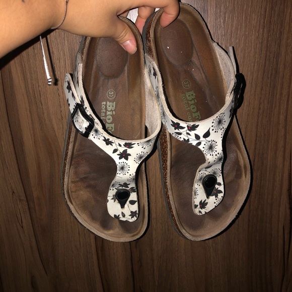 Birkenstock’s like sandals - Picture 3 of 3